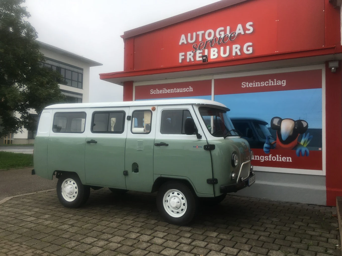 Oldtimer-Bus vor der Werkstatt